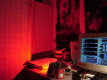 Une portion de mon bureau éclairé en rouge...